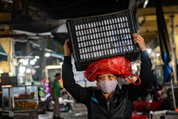 Lao động tự do tại chợ đêm Long Biên, Hà Nội, tháng 4/2020. Ảnh: Thanh Huế